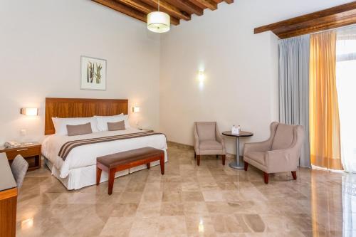 A bed or beds in a room at Hotel Parador de Alcalá