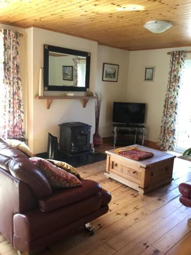sala de estar con sofá y mesa de centro en Hornhead Mews, Hornhead, en Dunfanaghy