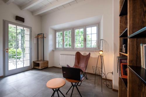 Habitación con 2 sillas y ordenador portátil. en Contessa Pace - Luxury flat en Selvino