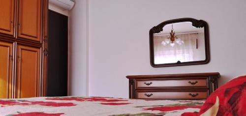 モーディカにあるB&B da Francescoのベッドルーム1室(ベッド1台、壁掛け鏡付)
