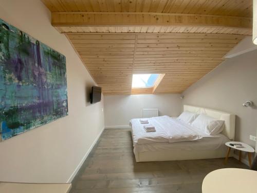 Un dormitorio con una cama y un techo de madera. en Квартира на вулиці Лесі Українки 19, en Leópolis