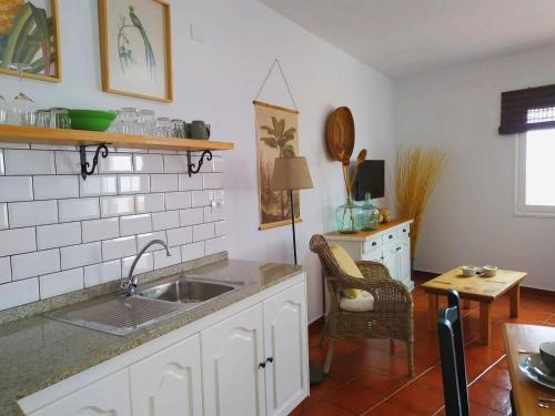 uma cozinha com um lavatório e uma bancada em Casita La Finca II em Breña Baja