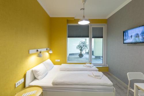 Tempat tidur dalam kamar di Opera Passage Hotel & Apartments