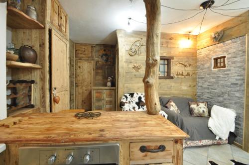 una cucina con pareti in legno e piano cottura di Magnifica tavernetta di la Thuile a La Thuile