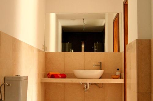 La salle de bains est pourvue d'un lavabo et d'un miroir. dans l'établissement A El Casal, à Illas