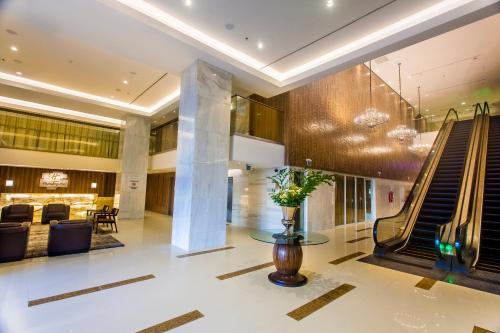 eine Lobby mit einer Rolltreppe in einem Gebäude in der Unterkunft Holiday Inn Natal, an IHG Hotel in Natal