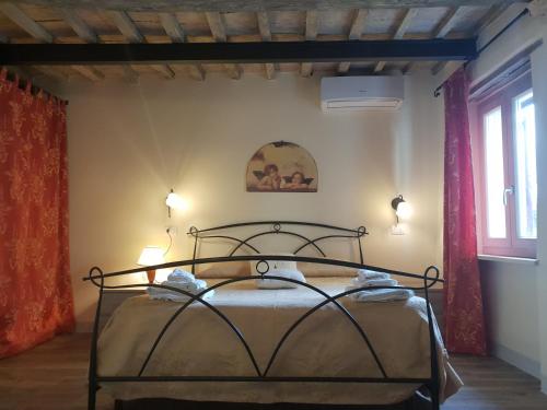 a bedroom with a bed in a room with a window at Bagni San Filippo Casa gelsomino in Bagni San Filippo