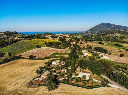 una vista aérea de una casa en una colina en Il Mandorlo - Agriturismo e Azienda Agricola Ferrato en Ancona