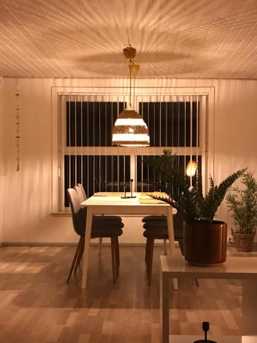 a dining room with a table and a potted plant at Seaside VØ in Nørre Vorupør