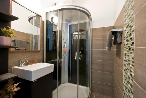 A bathroom at Balcony Apartment