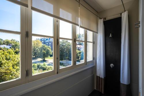 Zimmer mit 3 Fenstern und Aussicht in der Unterkunft Gallery Townhouse & Home in Porto