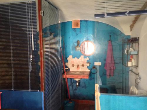 カセレスにあるCasas de la Judería, judería viejaの青い壁のバスルーム(シンク付)