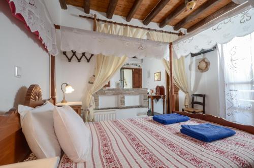 Tempat tidur dalam kamar di Naxos Filoxenia Hotel