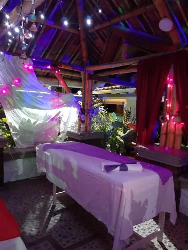 a room with a table with a purple table cloth at Hotel Campestre La María Toro Valle in Toro