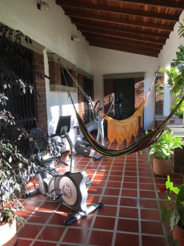 a room with a gym with exercise equipment at Hotel Campestre La María Toro Valle in Toro