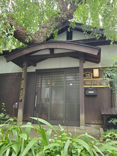 a building with a gate and a bench in front of it at サムライストリートハウス武家屋敷通り武家屋敷が一番近い一日一組限定一棟貸切プライベートバケーションレンタル in Daisen