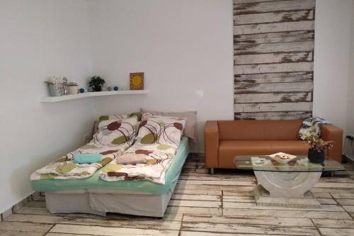A bed or beds in a room at Cozy apartment in the heart of Kecskemet