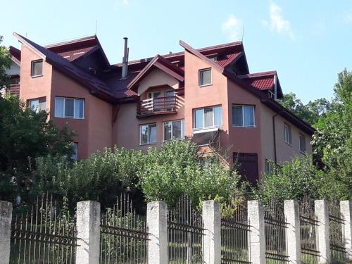 una casa con una valla delante de ella en Casa Lorena, en Sărata-Monteoru