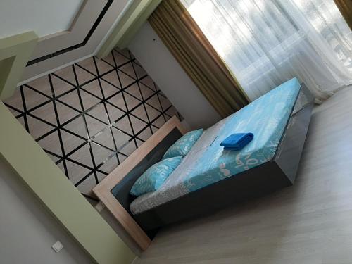 ein kleines Bett in einem Zimmer mit Fenster in der Unterkunft Люкс1 in Uschhorod