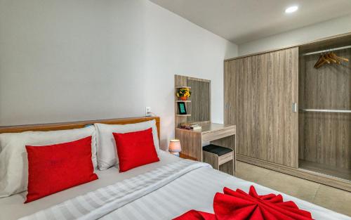 Postel nebo postele na pokoji v ubytování Cherry Hotel and Apartment