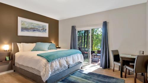 een slaapkamer met een bed, een bureau en een raam bij Willow Suite - Lakeside Retreat in Victoria