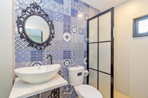 Un baño de JN9 POSHTEL