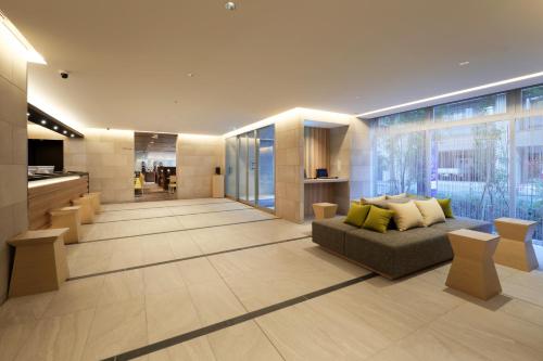 Il comprend un salon avec un canapé et une cuisine. dans l'établissement Keio Presso Inn Hamamatsucho, à Tokyo