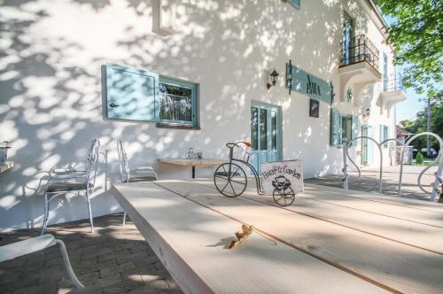 a bike sitting on a table in front of a building at Villa Bella in Badacsonytomaj