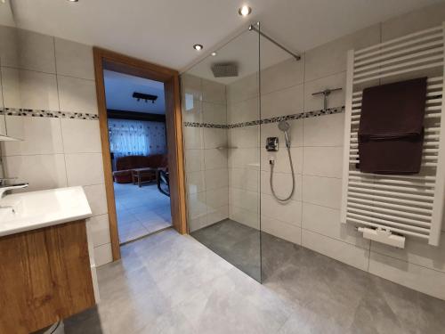 シェーナウ・アム・ケーニッヒスゼーにあるFerienwohnungen Paarのバスルーム(シャワー、シンク、鏡付)