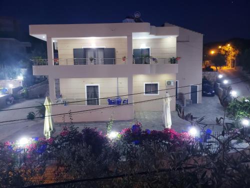 Un edificio con luces en el frente por la noche. en Villa Kela, en Ksamil