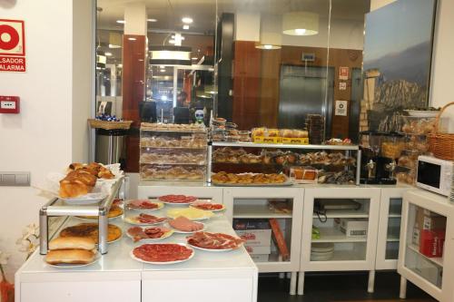 - une boulangerie avec de nombreux types de pain et de viennoiseries dans l'établissement Hotel 44, à Gijón