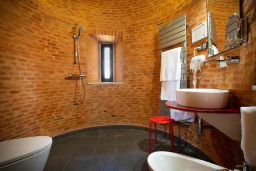 y baño con lavabo, ducha y aseo. en Castillo de Monte la Reina Posada Real & Bodega, en Toro