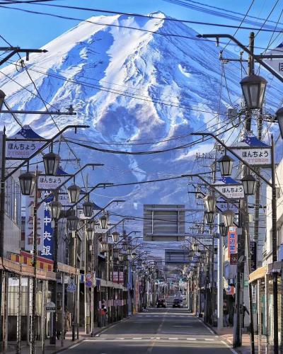 a street with a snow covered mountain in the background at 安野月江苑 Anno Gekkouen FUJI in Fujiyoshida
