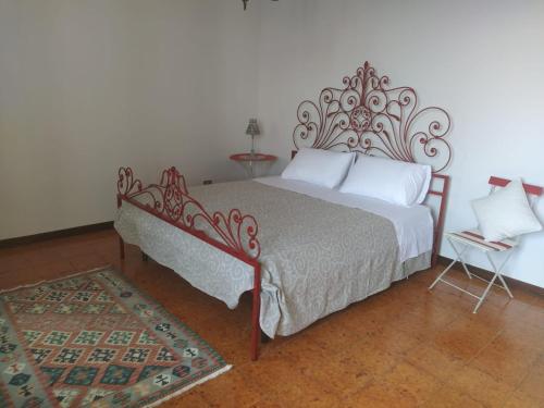 ein Schlafzimmer mit einem großen Bett und einem Teppich in der Unterkunft Casa via degli Ulivi 13 in Lozzo Atestino