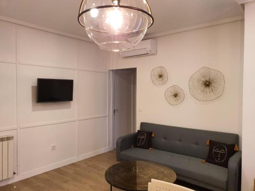 a living room with a couch and a table at Hotel Complejo París in Illescas