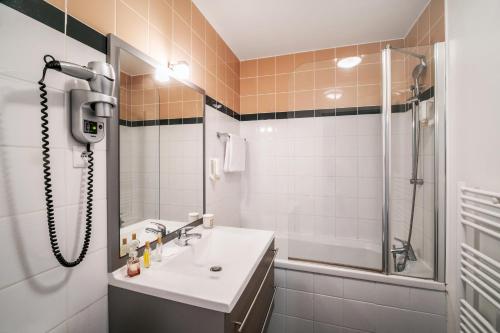 Ванная комната в Zenitude Hôtel-Résidences Lorda