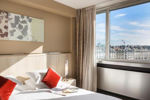 سرير أو أسرّة في غرفة في أداجيو جنيف مونت بلانك للشقق الفندقية