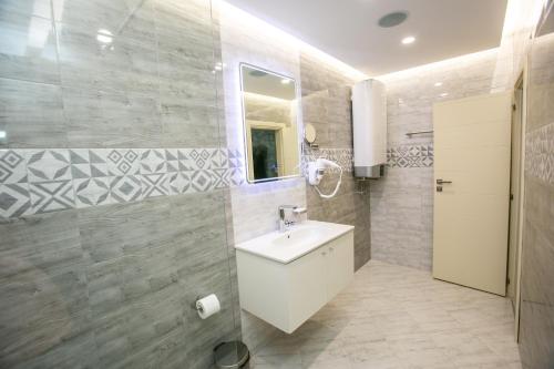 Ένα μπάνιο στο B&D Apartments Delux, NEW