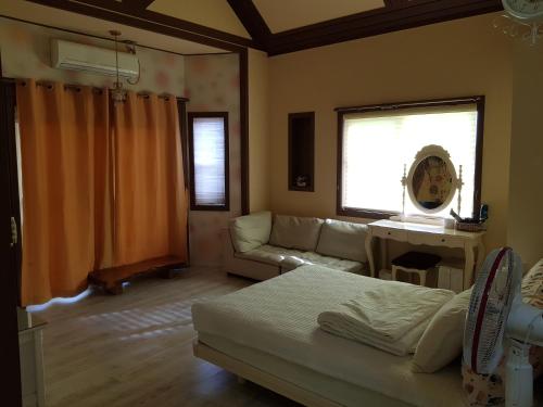 Ένα ή περισσότερα κρεβάτια σε δωμάτιο στο Rainbow Hill Pension