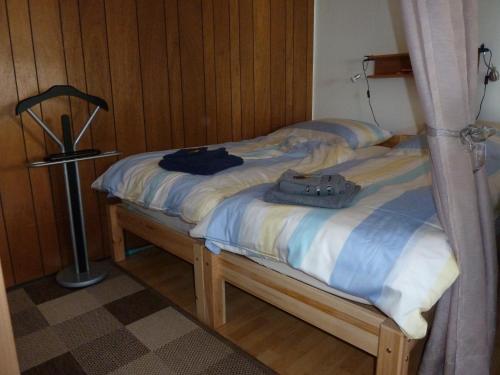 łóżko z dwoma torbami na górze w obiekcie Ferienwohnung Roth am Naturschutzgebiet Bodensee Eriskircher Ried w mieście Eriskirch