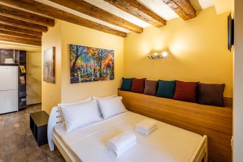 Un dormitorio con una cama blanca en una habitación. en Alfa Apartments Rynok Square 18, en Leópolis