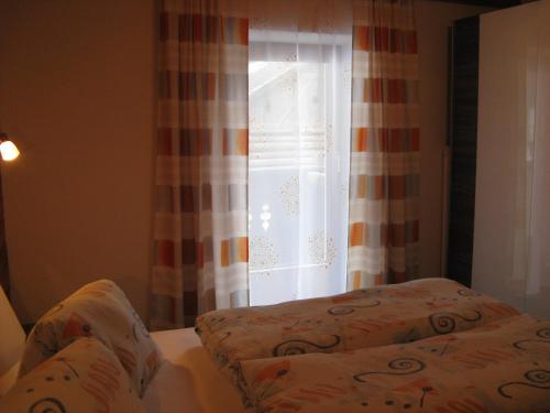 a bedroom with a bed and a window at Ferienwohnung Wohlfarter in Jerzens