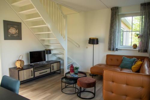 霍勒姆的住宿－de Putter，带沙发和楼梯的客厅