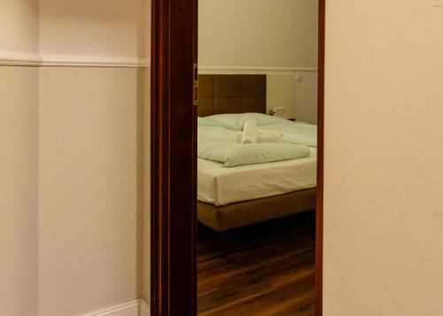 a mirror reflection of a bed in a bedroom at G&H Hotel Rosengarten in Rosengarten