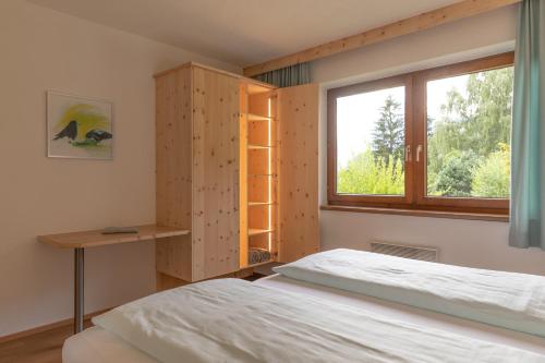 een slaapkamer met een bed en een raam bij Ferienwohnung Neururer Andrea in Oetz