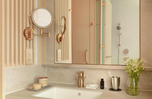 Uma casa de banho em The Silveri Hotel Hong Kong - MGallery Collection