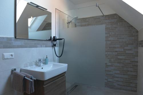 A bathroom at Gästehaus Rothert