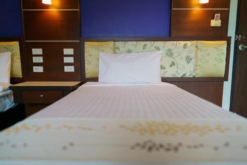 Postel nebo postele na pokoji v ubytování Thungtawan Hotel