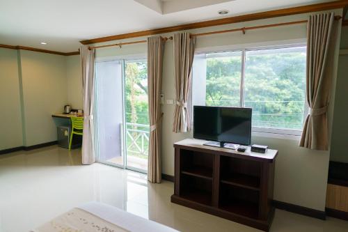 TV tai viihdekeskus majoituspaikassa Thungtawan Hotel