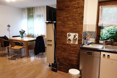 肯普滕的住宿－Ruhige Ferienwohnung im Zentrum von Kempten，厨房以及带桌子和冰箱的用餐室